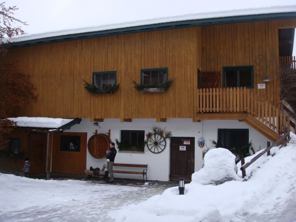 Oben Indoorstreichelzoo, unten Reitstall Ellmauhof - das Generationenresort