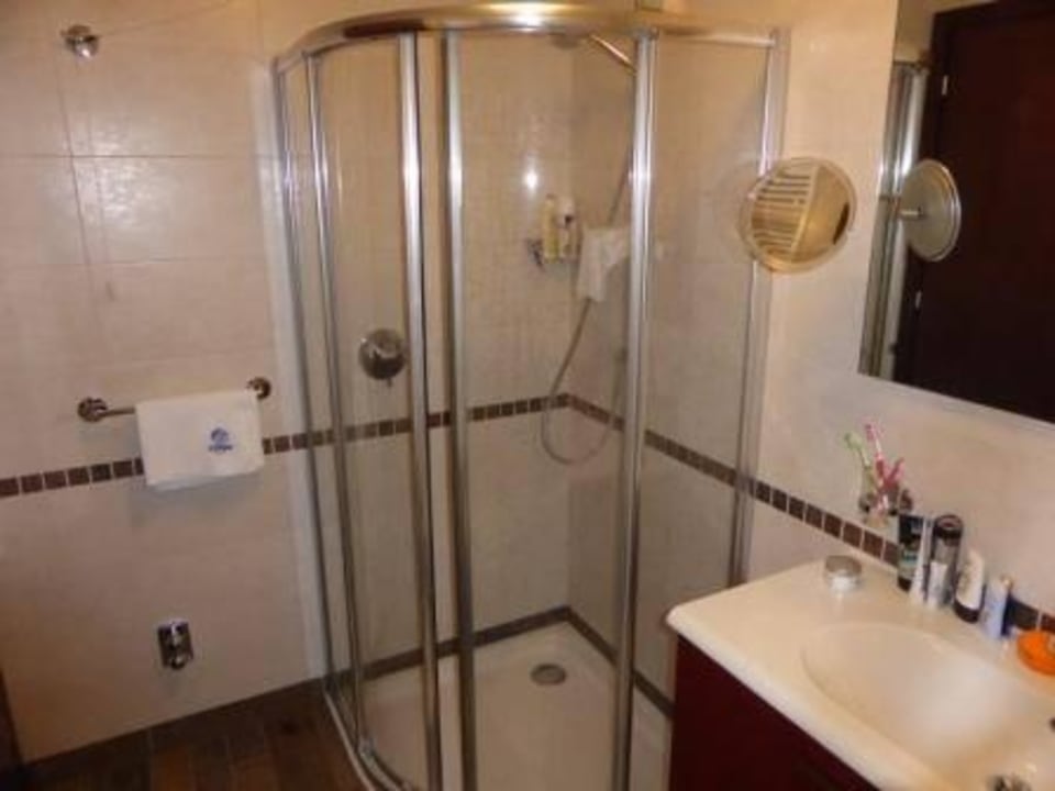 Dusche im Bad Zimmer 607 Aparthotel Holiday
