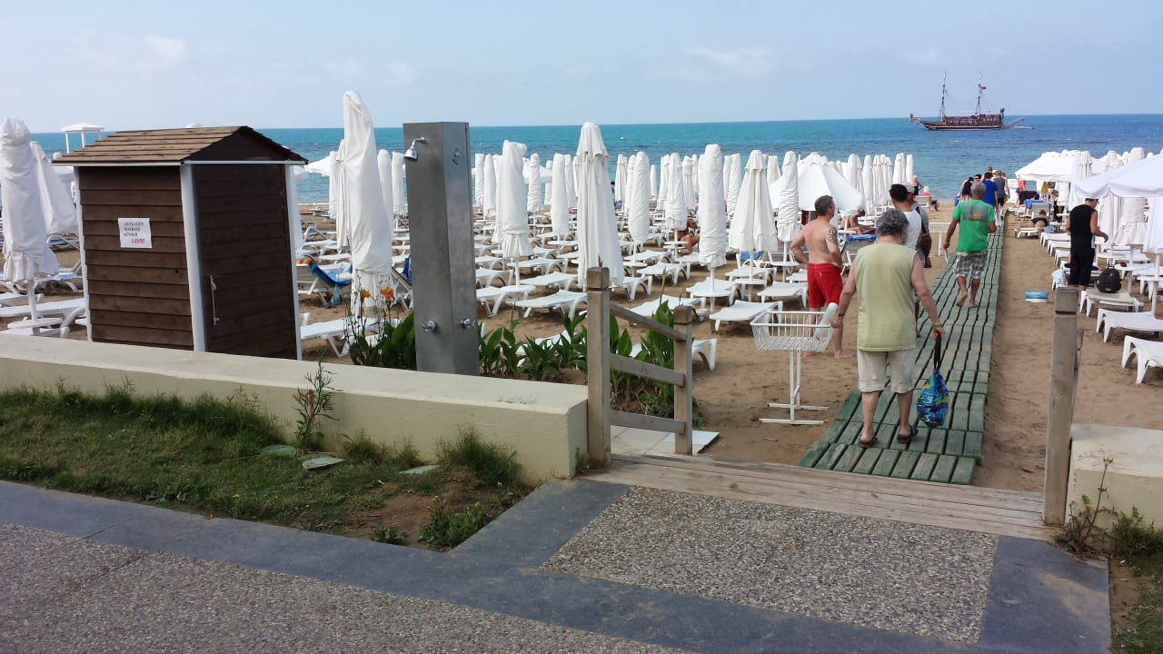 Der Hotelstrand an der Promenade Seaden Corolla Hotel