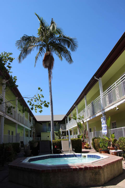 Pool mit Sitzgelegenheit Motel Coral Sands