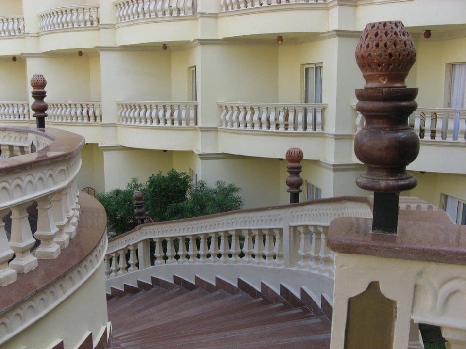 Лестница с балкона вниз к бассейну Riviera Aqua Park Resort