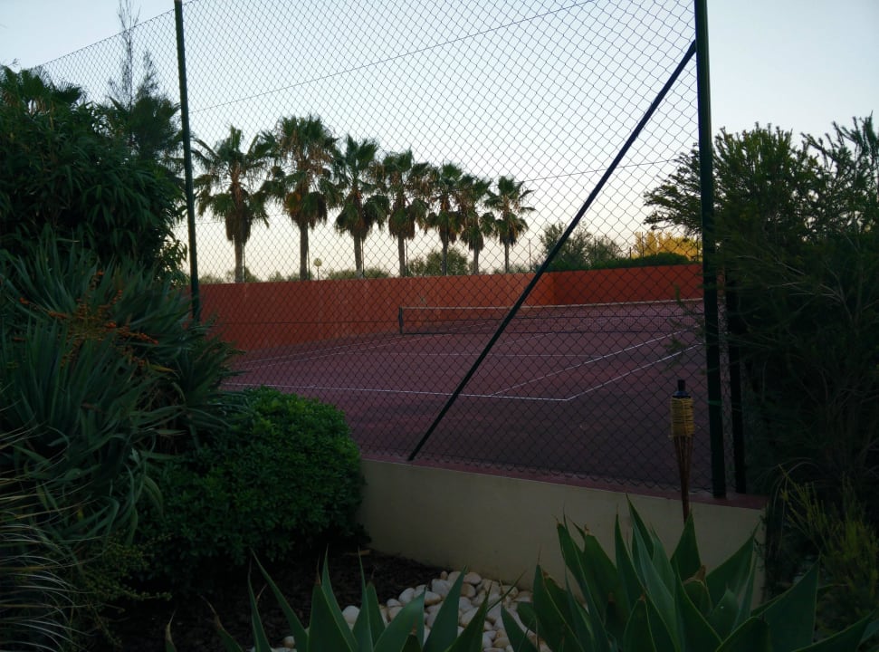 Tennisplatz Ozadi Altura Beach Resort