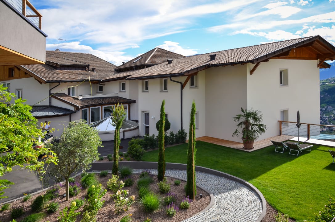 Blick vom Garten auf die Rückseite des Hotels Hotel Panorama