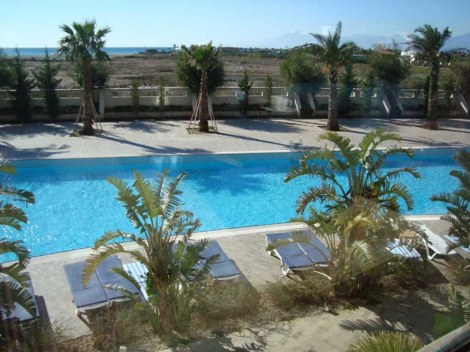 Erste Poolanlage direkt am Hotel Saturn Palace Resort Hotel