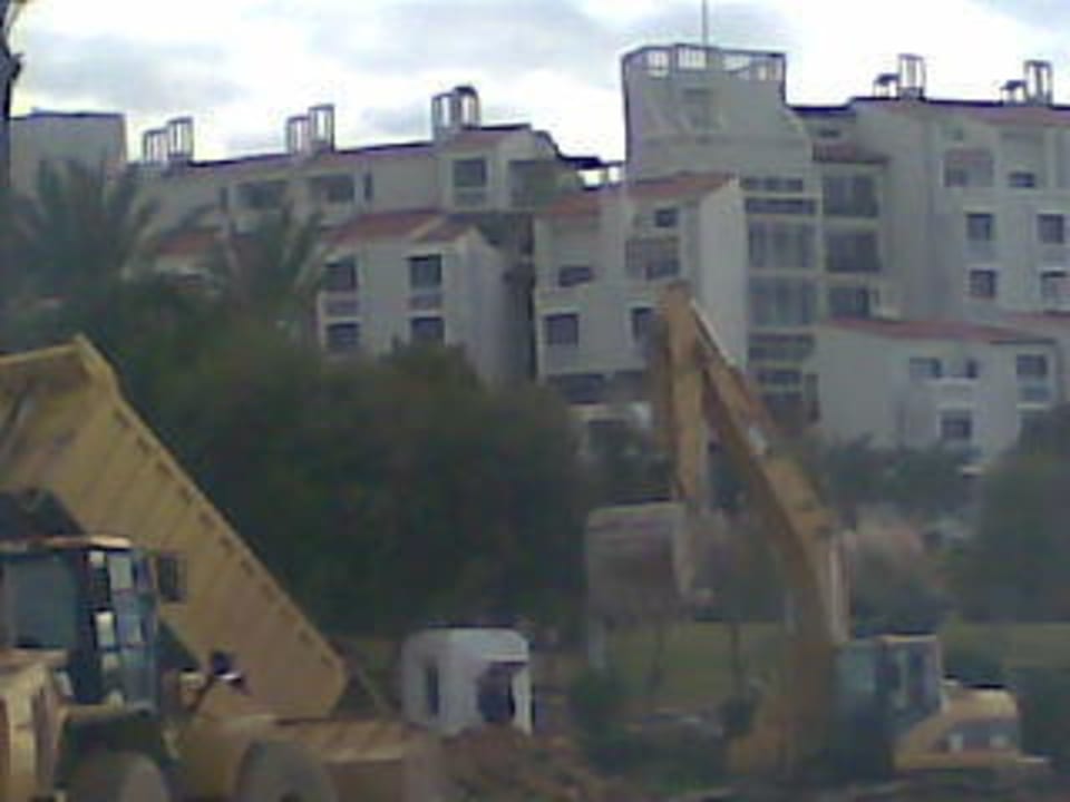 Laute Arbeiten am Strand 27.1.2010 PALOMA Perissia