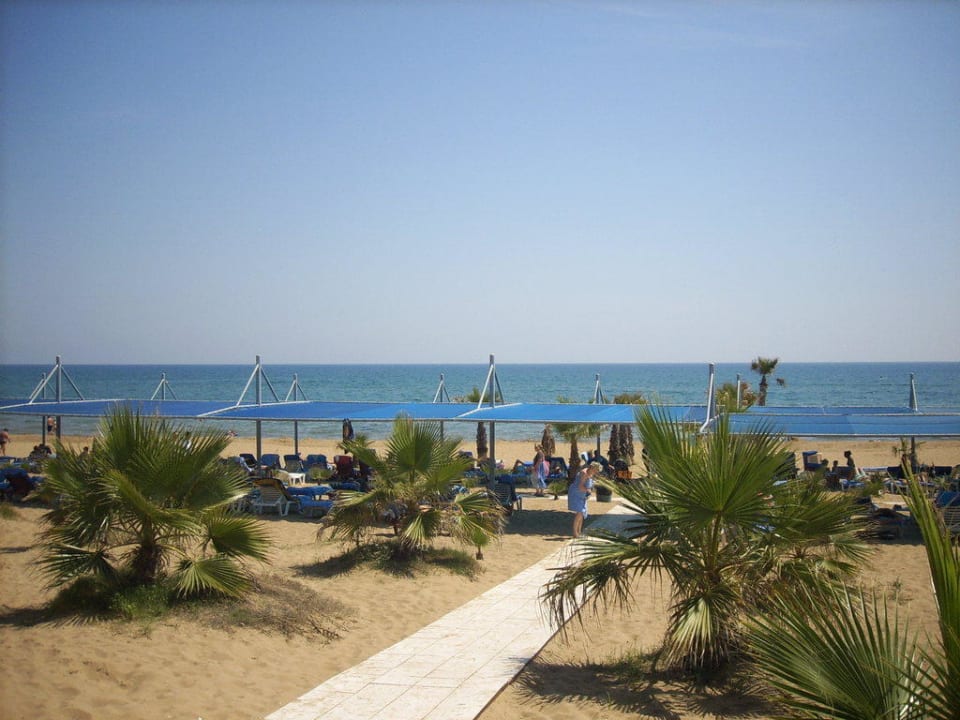 Weg zum Strand Club Grand Side