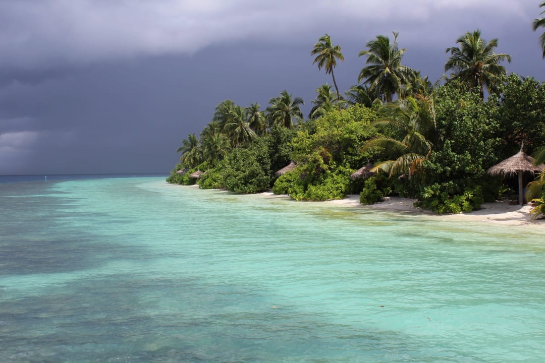 Sandstrand mit Korallen ROBINSON MALDIVES