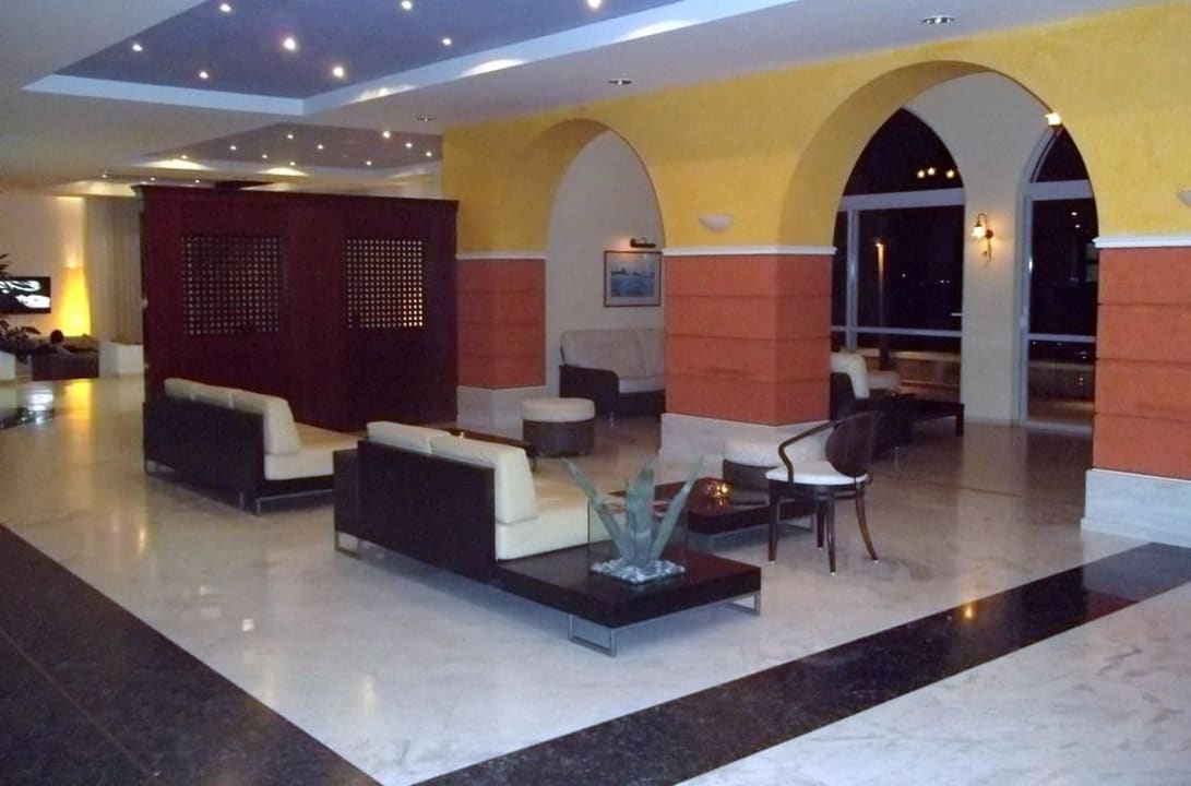 Großzügiger Lobby-Bereich mit Fernsehecke und Bar Lindos Mare, Seaside Hotel