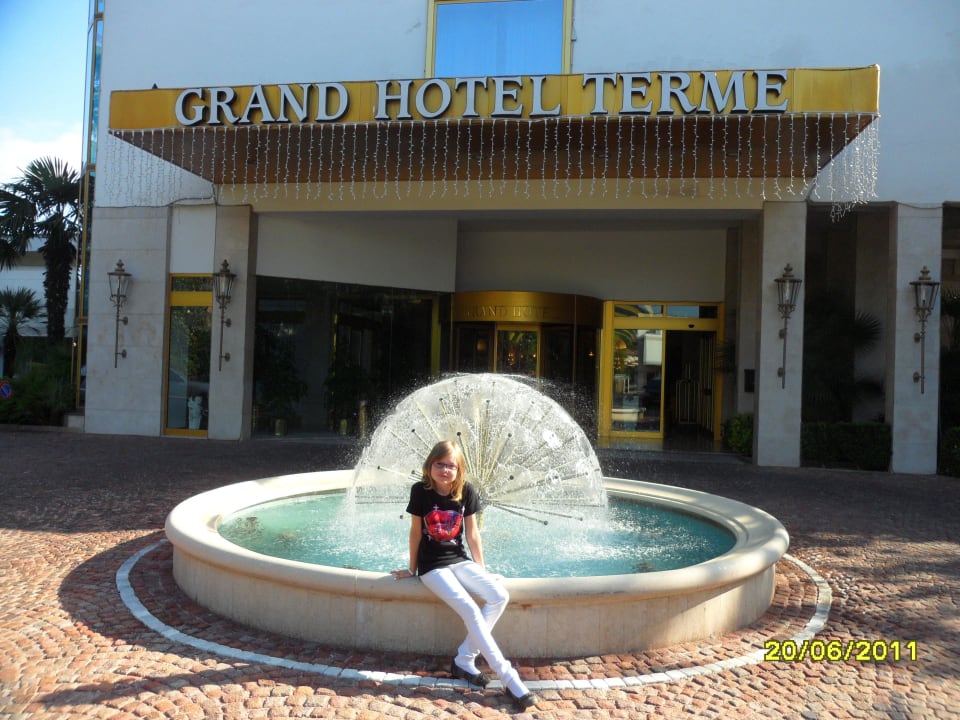 Enkelkind Lili vor dem Hoteleingang Grand Hotel Terme