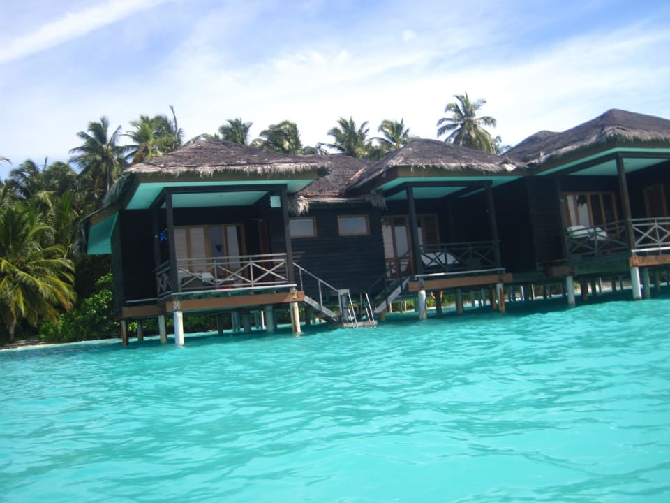 Water Villas vom Meer aus Kuramathi Maldives