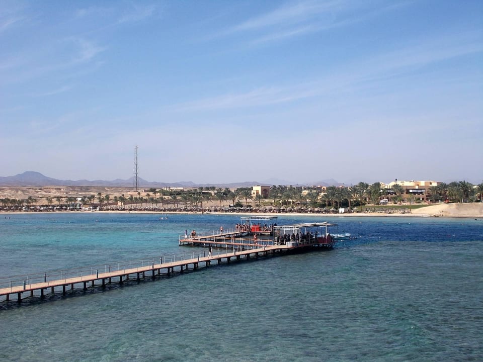 Steg zum vorgelagerten Riff Jaz Dar EL Madina