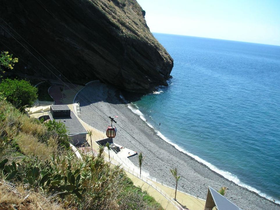 Kiesel-Steinstrand mit Badeanlage unterhalb des Hotels Hotel Dom Pedro Garajau