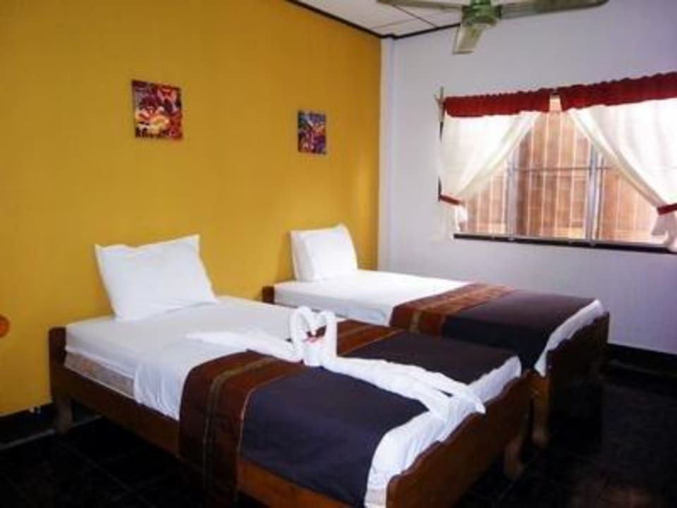 Fanroom w. shared bathroom Nan Guest House