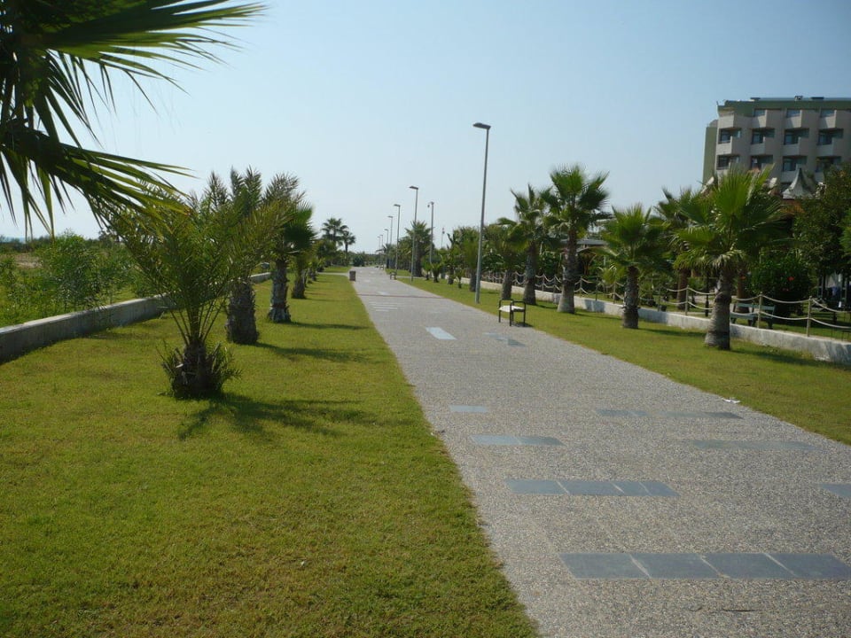 Прогулочная дорожка вдоль моря Bella Resort & Spa