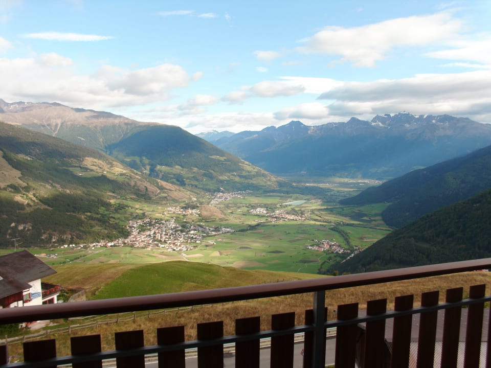 Der Blick ins Tal aus dem Zimmer Panoramahotel Watles