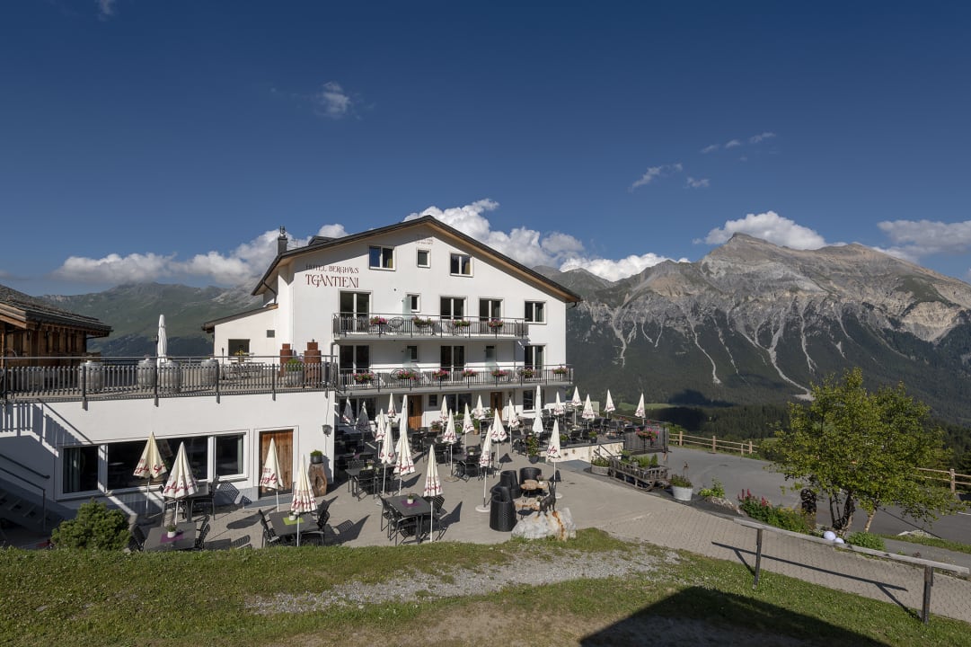 Außenansicht Berghotel Tgantieni