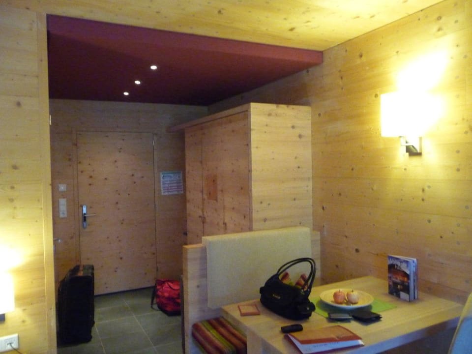 Blick zur Eingangstür Holzhotel Forsthofalm