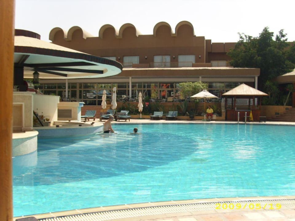 Blick vom Pool auf das Restaurant Le Meridien Pyramids