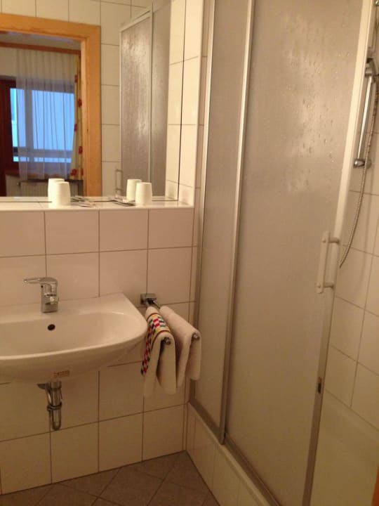 Kleines aber sauberes Bad.  Landgasthof Dorfner