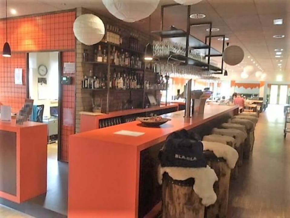 Rezeption und Bar Base Aktivhotel Montafon