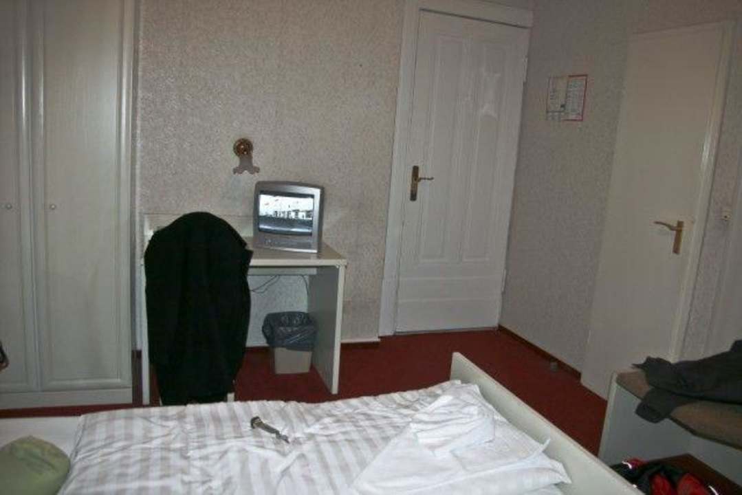Zimmer mit Blick auf TV und Tür Hotel Wittelsbach am Kurfürstendamm