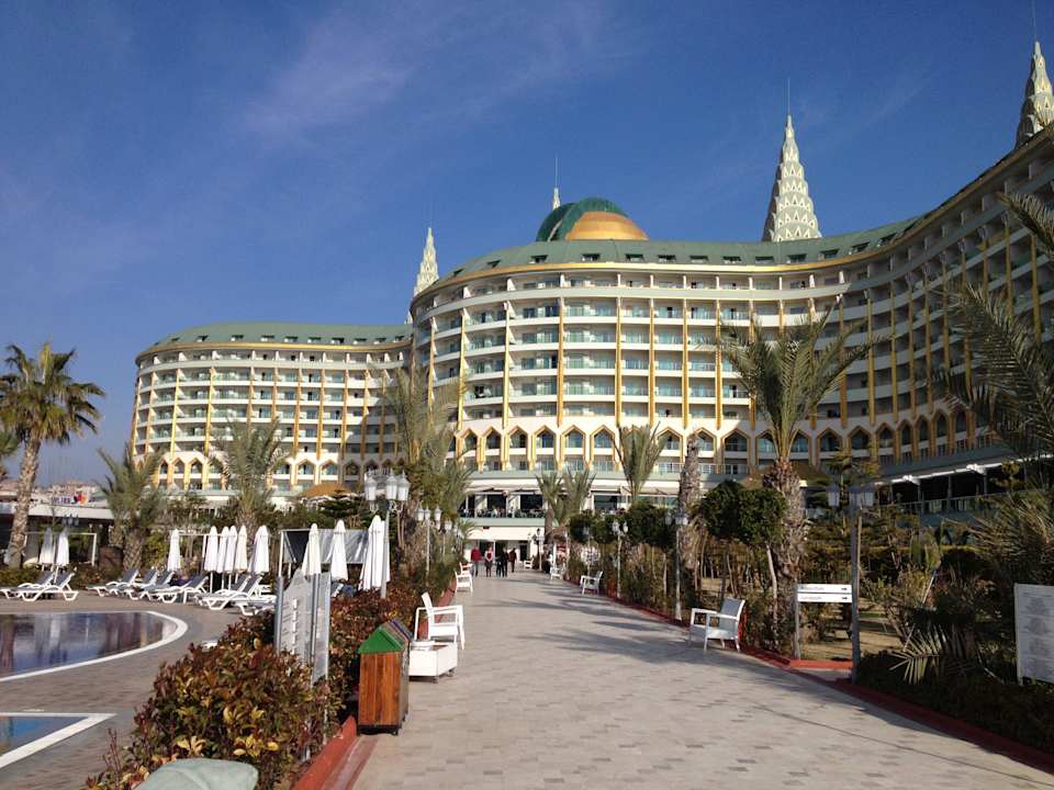 Blick vom Meer auf das Hotelgebäude Hotel Delphin Imperial
