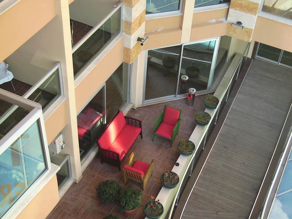 Blick vom Balkon zum Eingangsbereich Tac Premier Hotel & Spa