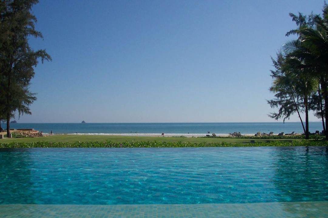 Blick vom Pool auf das Meer Dusit Thani Krabi Beach Resort