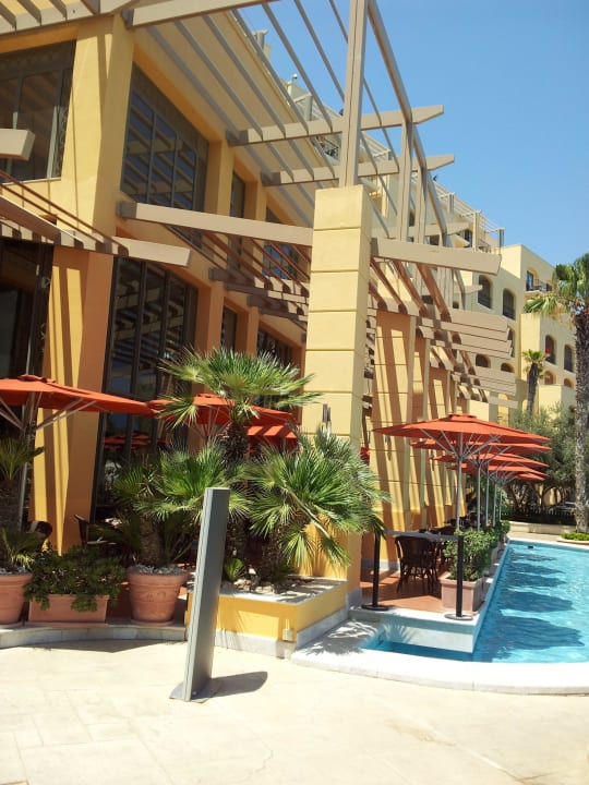 Restaurant-Terrasse direkt am Pool Hilton Malta