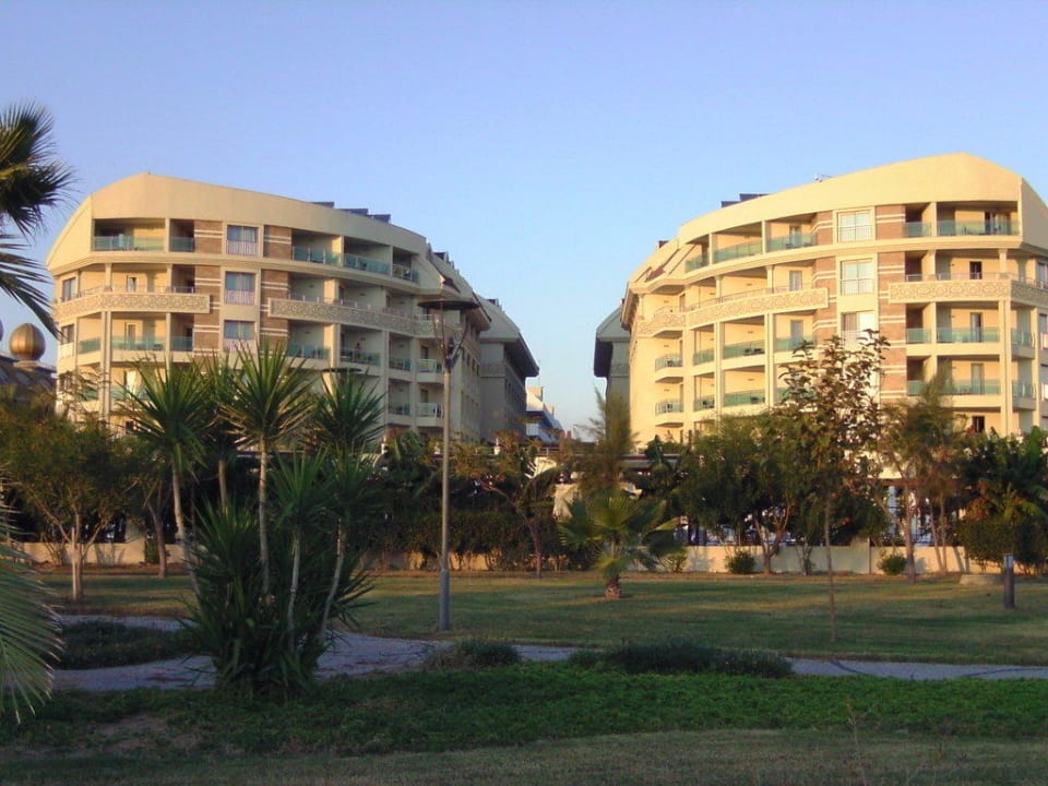 Blick vom Strandbereich auf das Hotel Seamelia Beach Resort