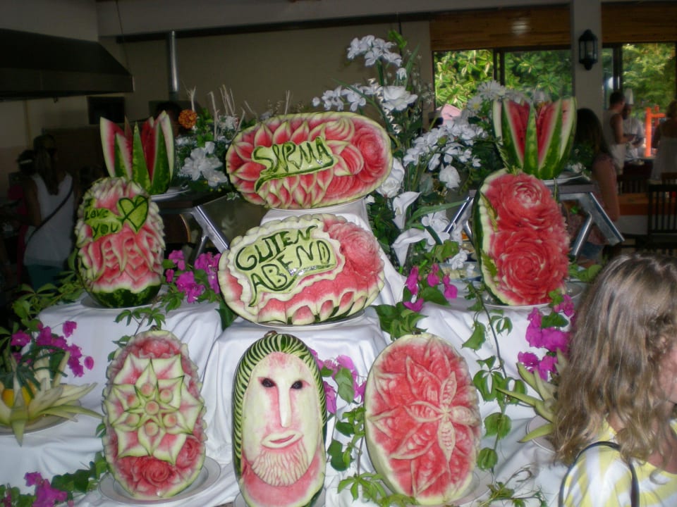 Lustige Wassernelonenschnitzereien Hotel Sirma