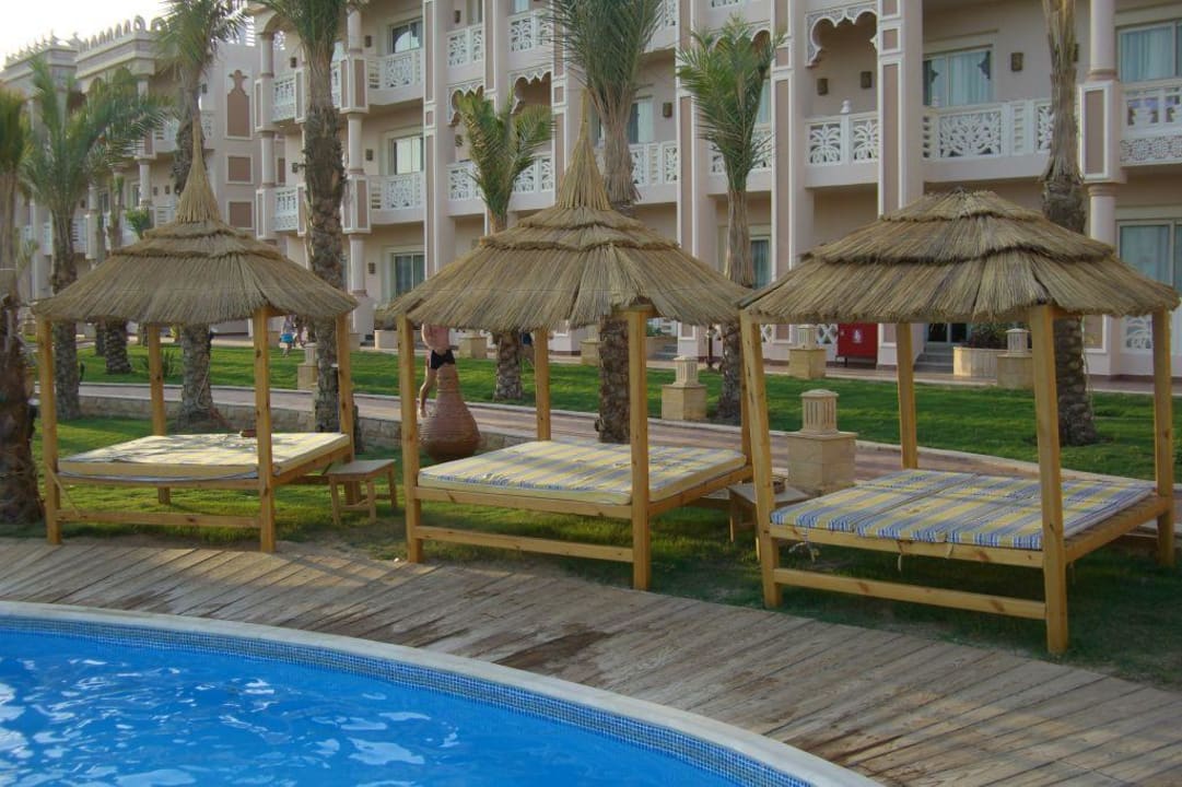 Liegen am Pool Pickalbatros Palace Resort