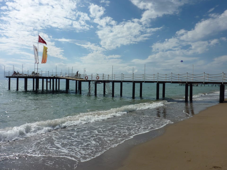 Hoteleigener Steg mit Liegen Port Nature Luxury Resort & Spa