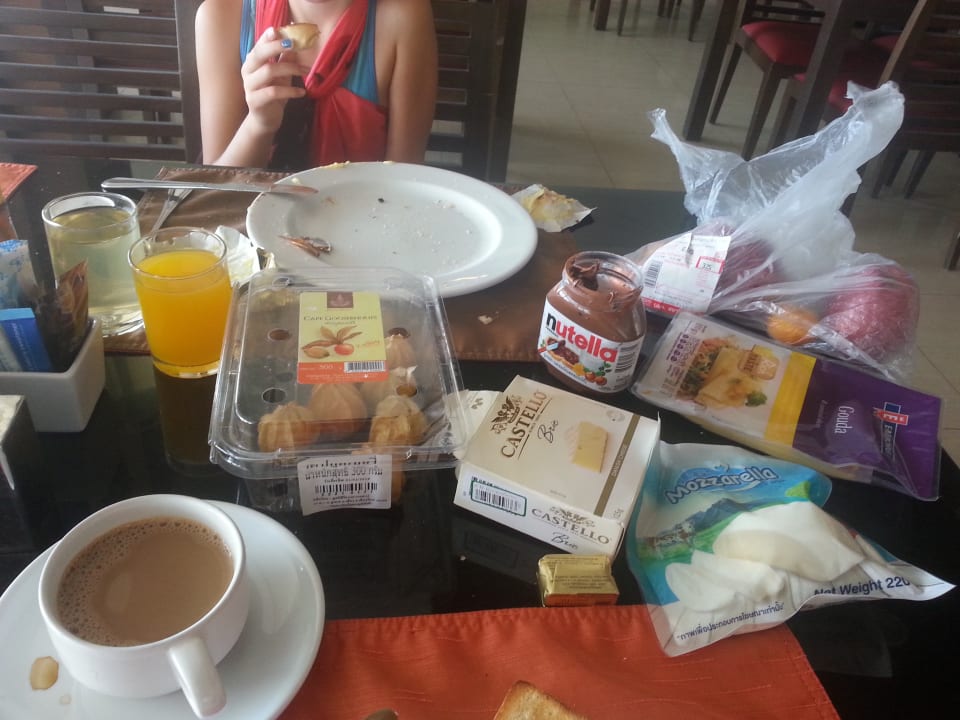 Eigenes gekauftes Frühstück mangels Auswahl Kacha Resort & Spa, Koh Chang