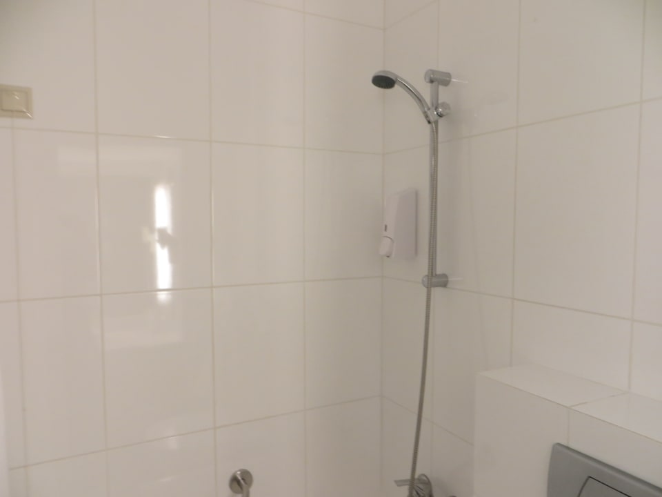 Dusche in der Wanne Anissa Beach & Village