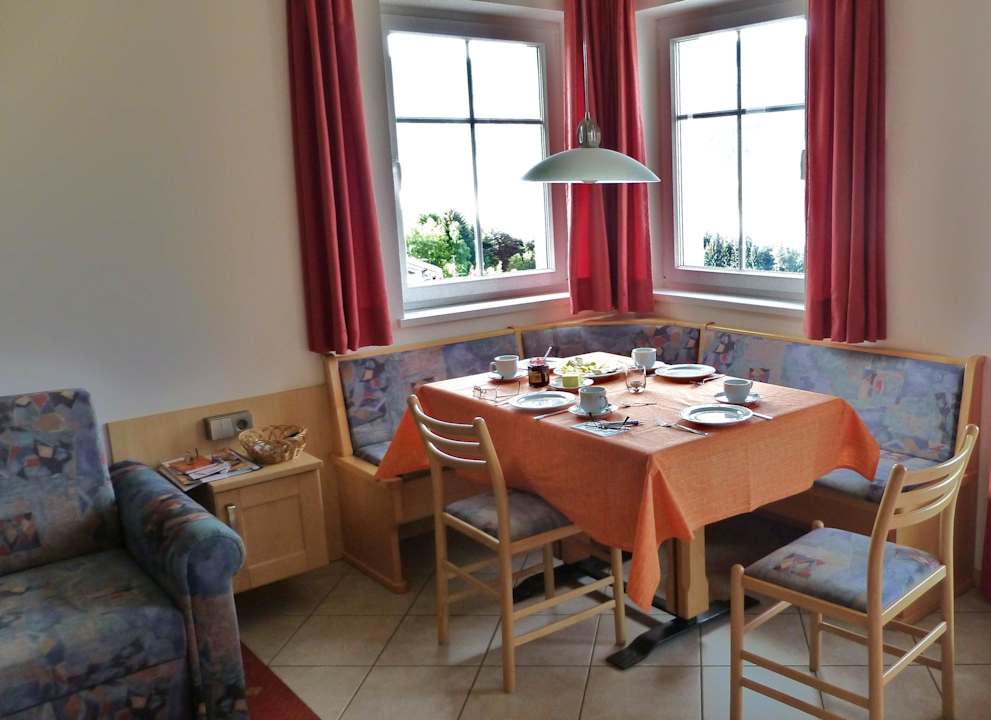 Wohnzimmer mit Essecke Residence Treyer