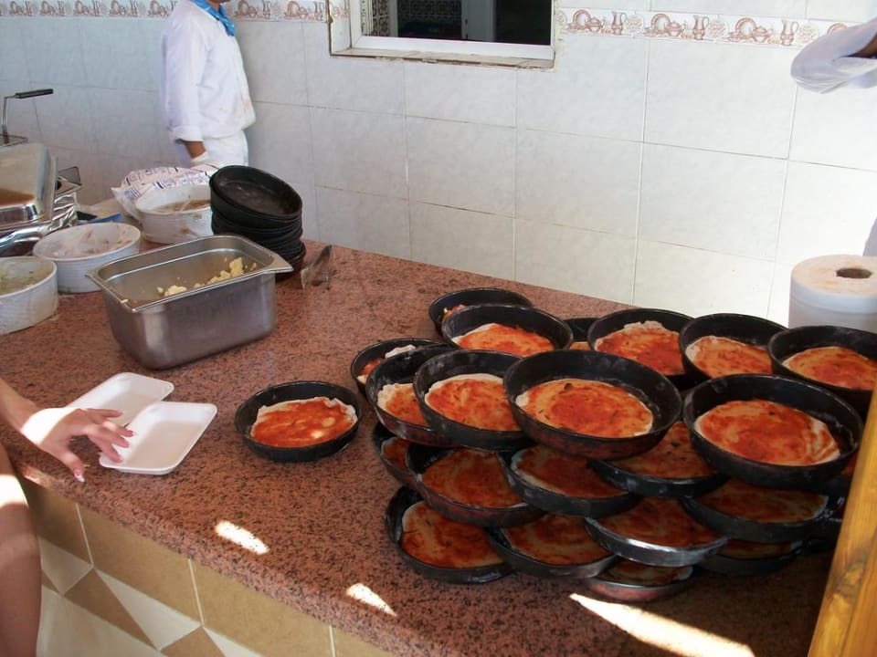Leckere Pizza am Strand Pickalbatros Alf Leila Wa Leila Resort - Neverland Hurghada