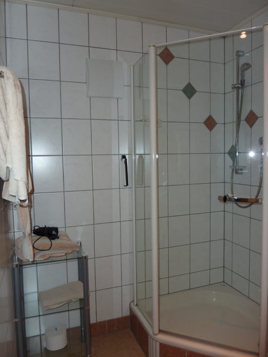Das geräumige Badezimmer mit Dusche Gasthaus Zur Eiche