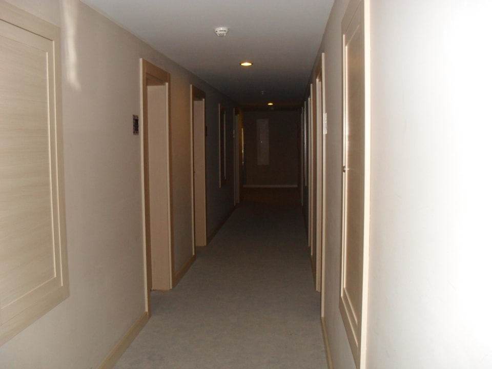 Flur zu den Zimmern Seaden Corolla Hotel