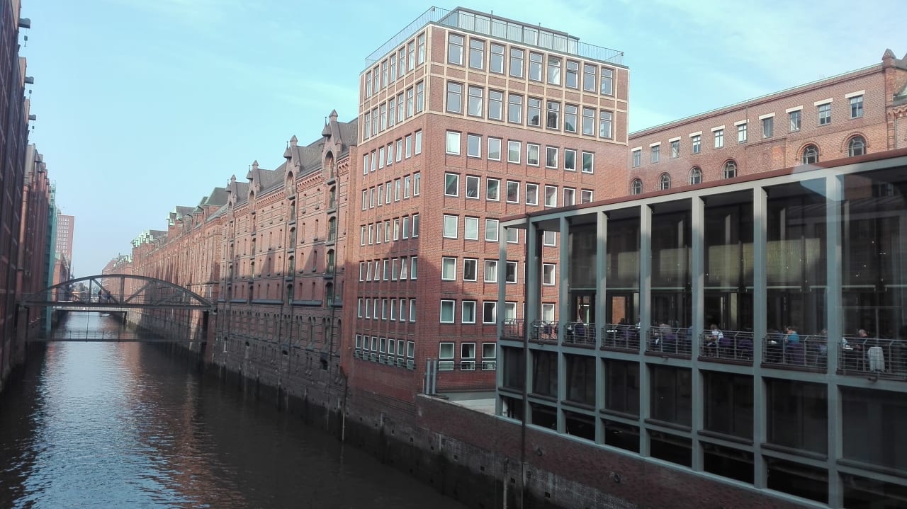 Blick von der "Hotelbrücke" auf den Frühstücksbereich mit Au AMERON Hamburg Hotel Speicherstadt