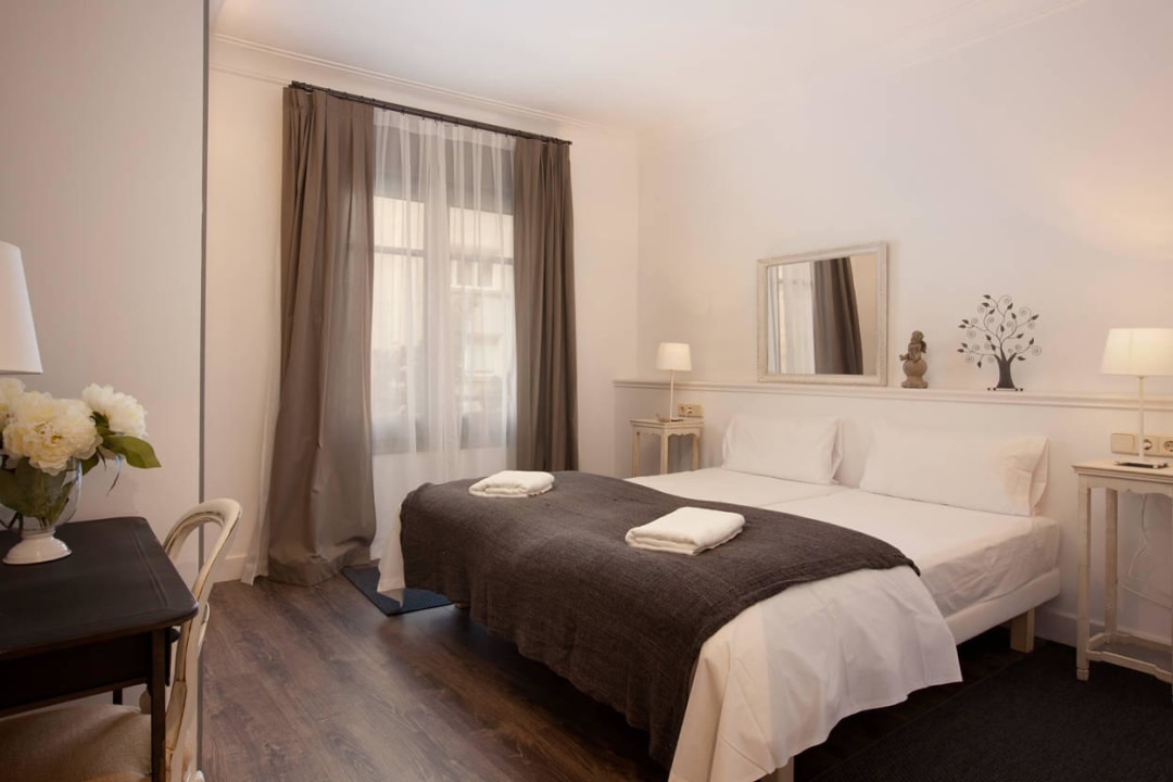 Bedroom Barcelona next door Casanova