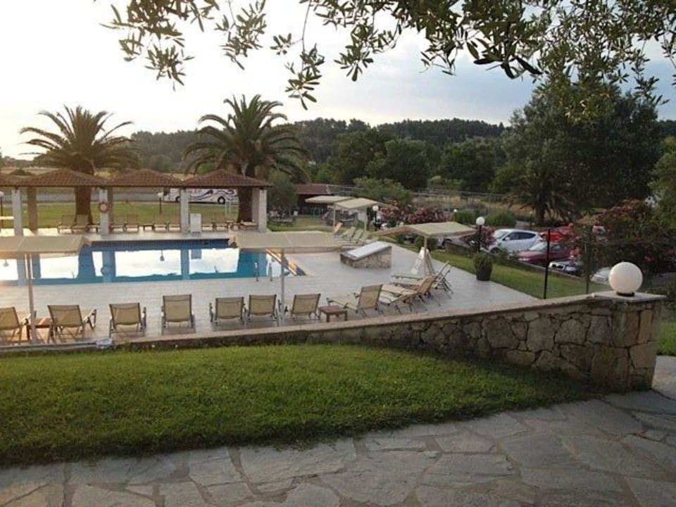 Pool bei Sonnenaufgang Iris Hotel