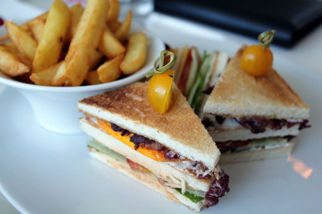 In-Room-Dining: Club Sandwich Fairmont Bab Al Bahr