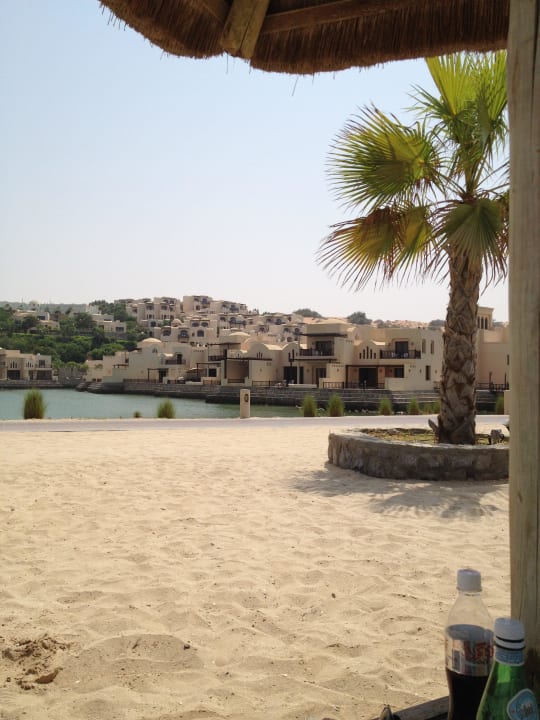 Vom Strand aufs Hotel Fotografiert The Cove Rotana Resort