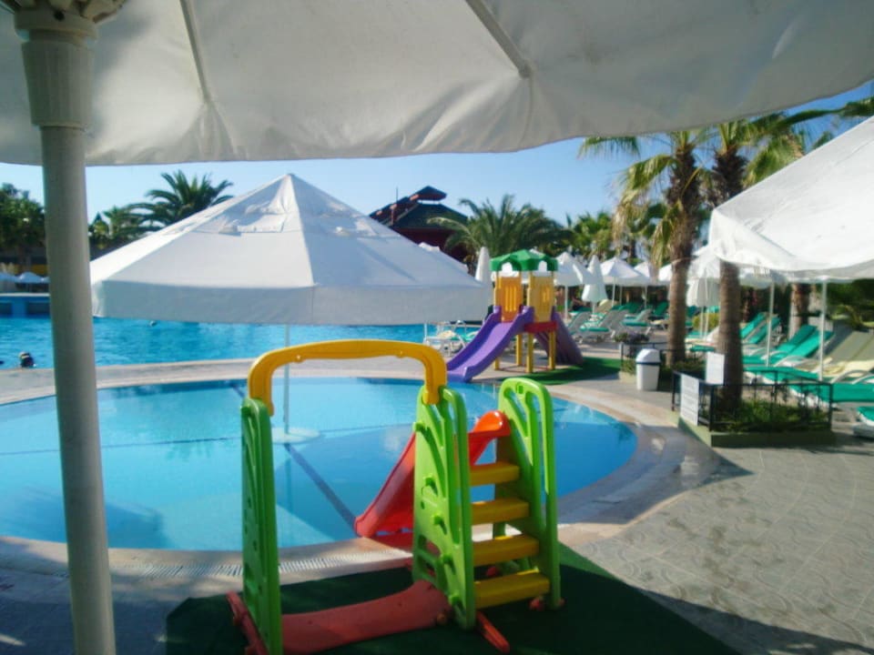 Kinderpools immer mit Schirm und Minirutschen Botanik Hotel & Resort