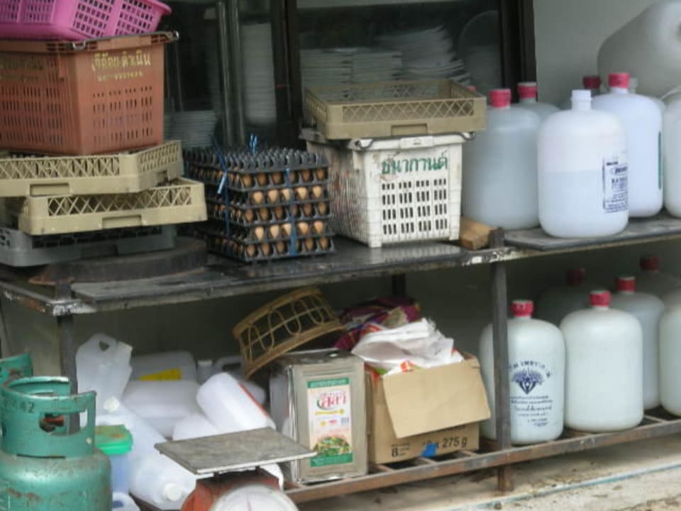 Eier liegen in der Sonne, daneben Karnister? Hive Khaolak Beach Resort