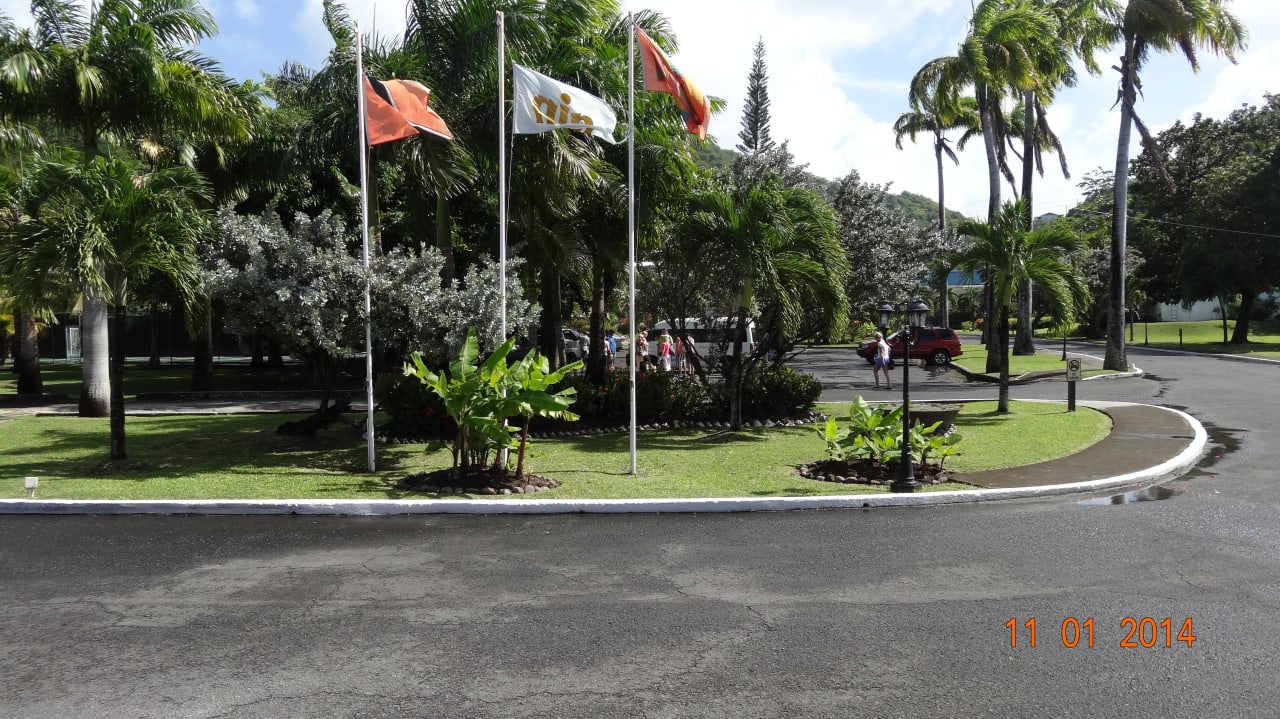 Blickrichtung Parkplatz Radisson Grenada Beach Resort