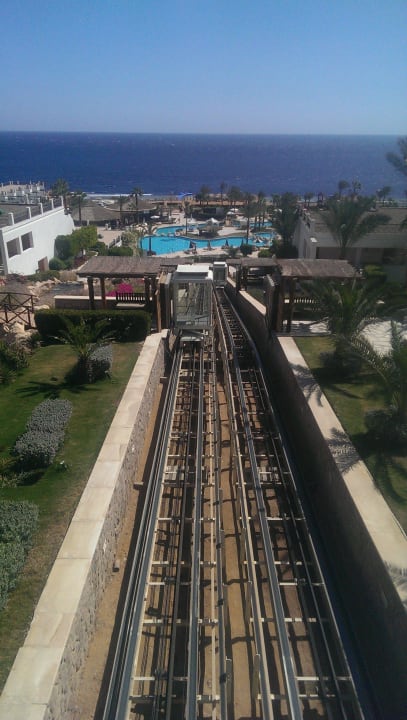 Lift von der Lobby zum Pool Safir Sharm Waterfalls Resort