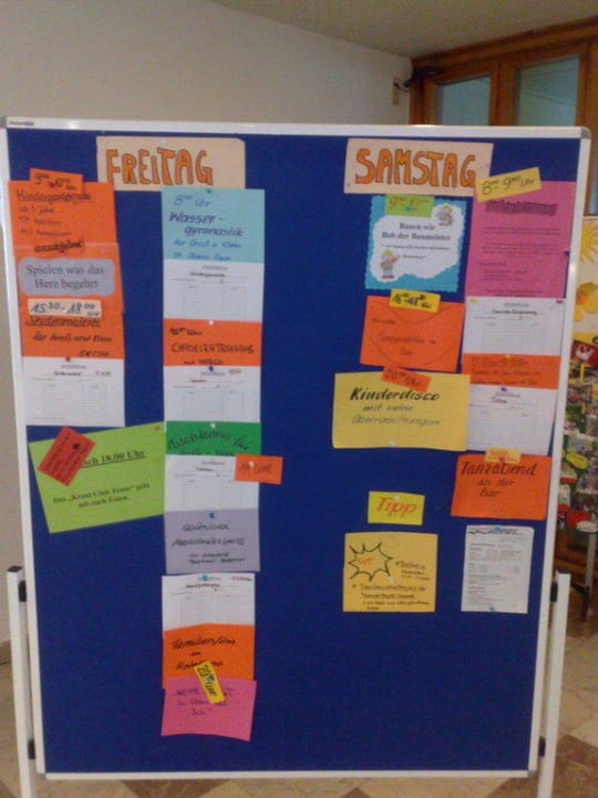 Programmangebot am Pinboard im 1. Stock Familotel Aparthotel am Rennsteig