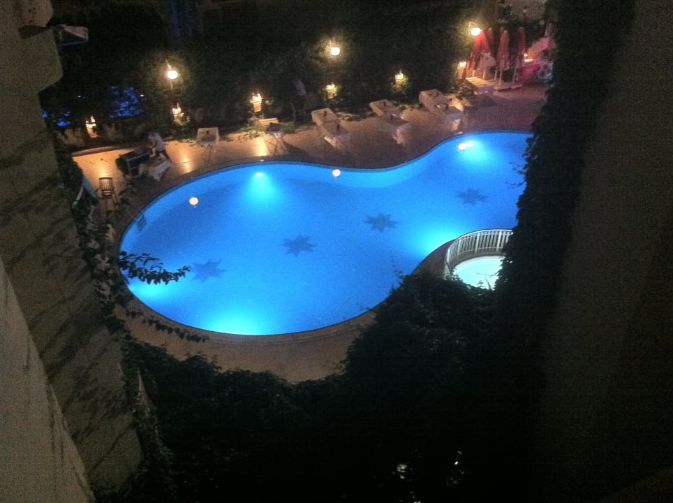 Pool bei Nacht Hotel Grand Faros